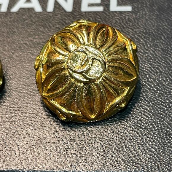Chanel Gold Floral Earrings vintage Clip on with COA - Picture 7 of 7